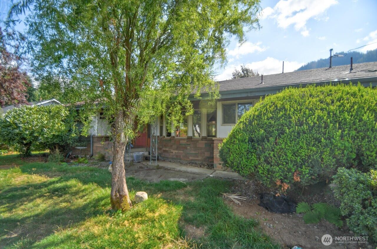 Property Photo: 102 E Adams Avenue WA 98356