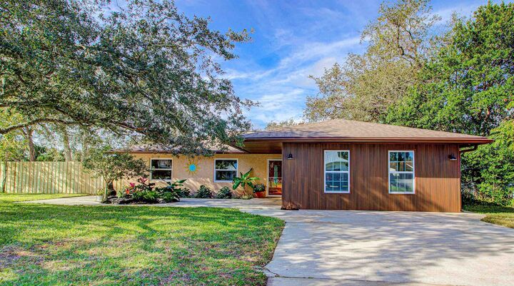 Property Photo: 412 Gentian Rd FL 32086