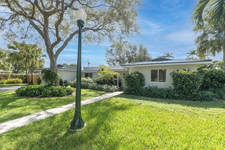 Property Photo: 16081 SW 86th Ave FL 33157