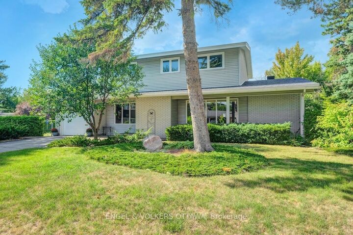 Property Photo:  29 Qualicum Street  ON K2H 7H1 