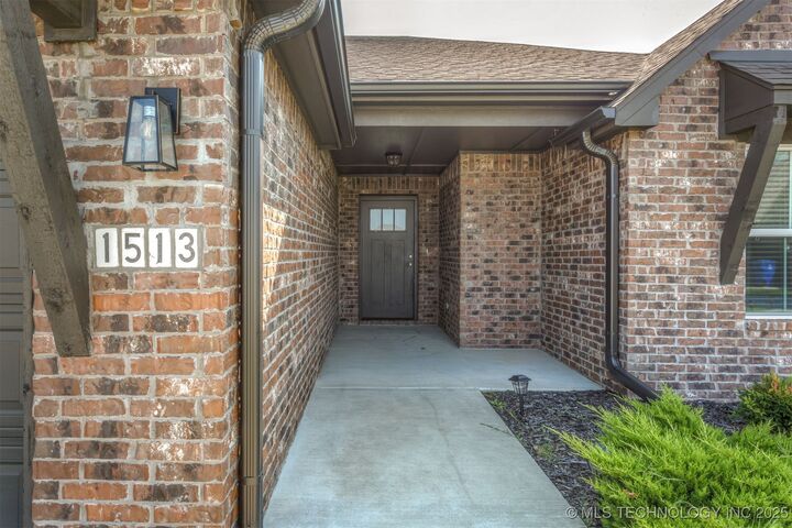 Property Photo: 1513 E Atlanta Street S OK 74012