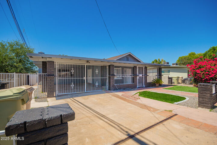 Property Photo:  7414 N 54th Avenue  AZ 85301 