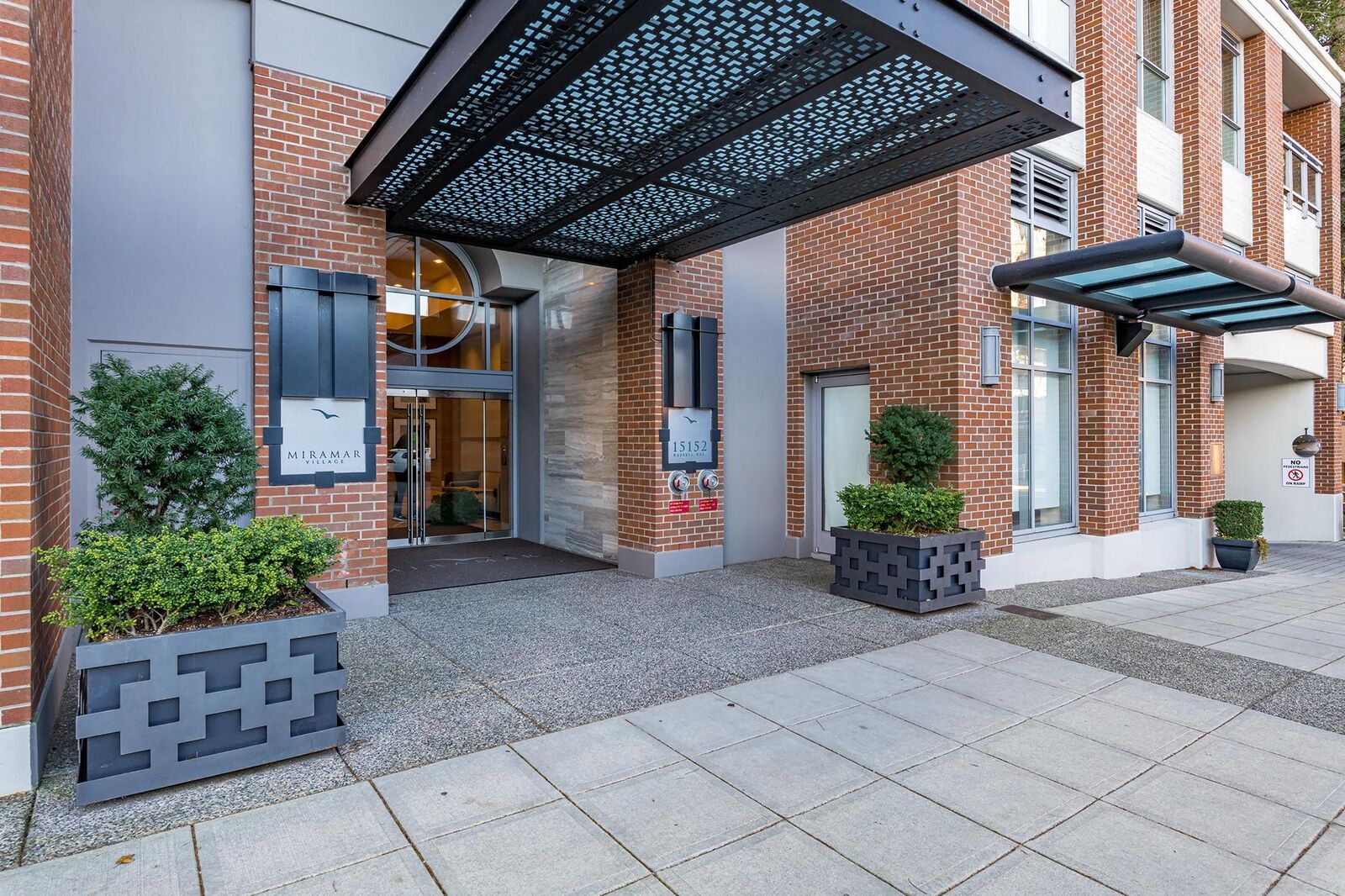 Property Photo: 15152 Russell Avenue 404 BC V4B 0A3