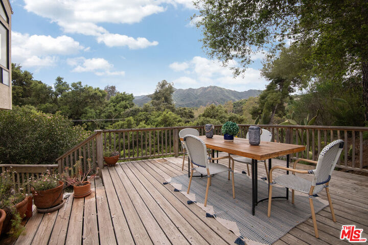 Property Photo: 1639 Oak Dr CA 90290