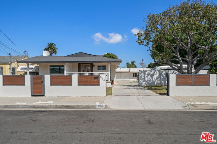 Property Photo: 519 W Elm Ave CA 90301