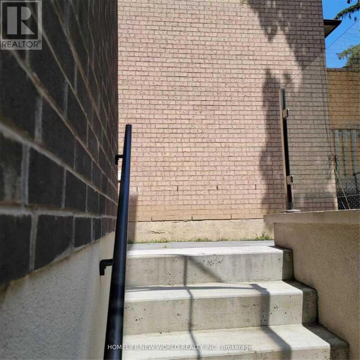 Photo de la propriété:  41 Brucewood Crescent  ON M6A 2G7 
