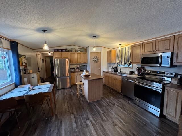 Property Photo: 109 Glendale Bay MB R7C 1E2
