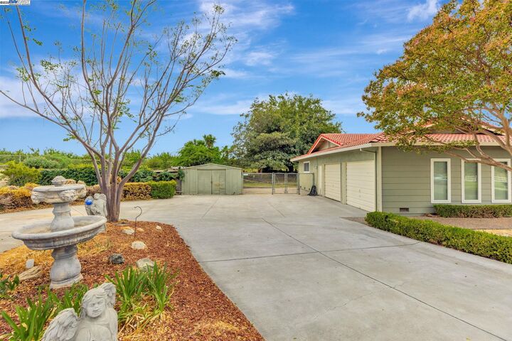 Property Photo: 25999 Carbona Ct CA 95377