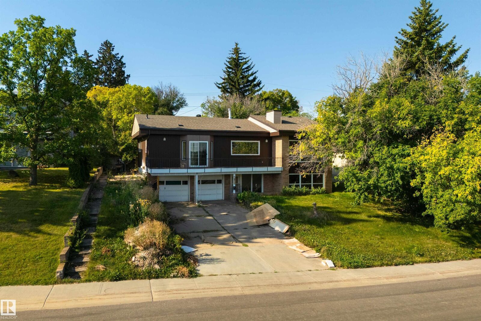 Property Photo:  6507 Hardisty Drive NW  AB T6A 3V2 