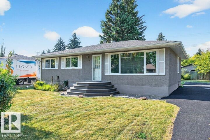 Property Photo:  15 Sunnyside Crescent  AB T8N 0J4 