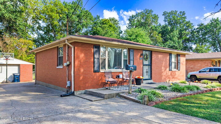 Property Photo: 4429 Savage Dr KY 40216