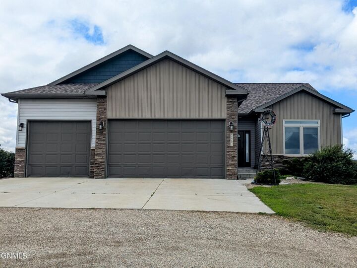 Property Photo:  2467 Labrador Drive  ND 58554 