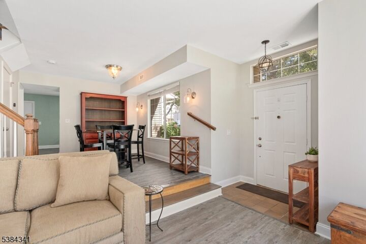 Property Photo:  11 Bentley Court Ondo  NJ 07921 