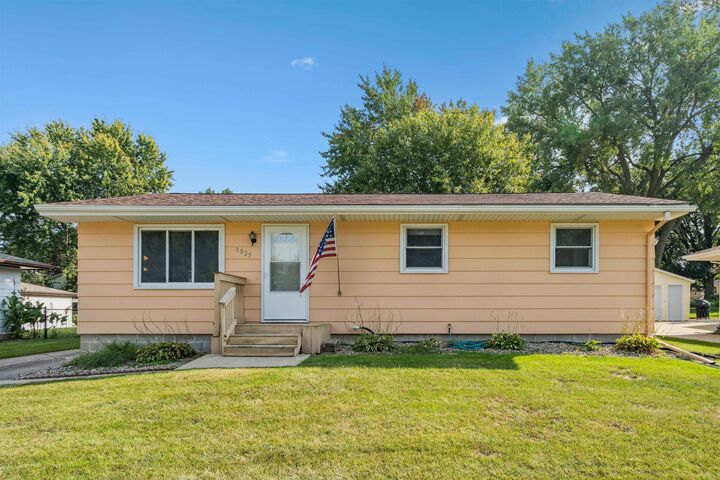 1825 NW 4th Avenue  Waverly IA 50677 photo