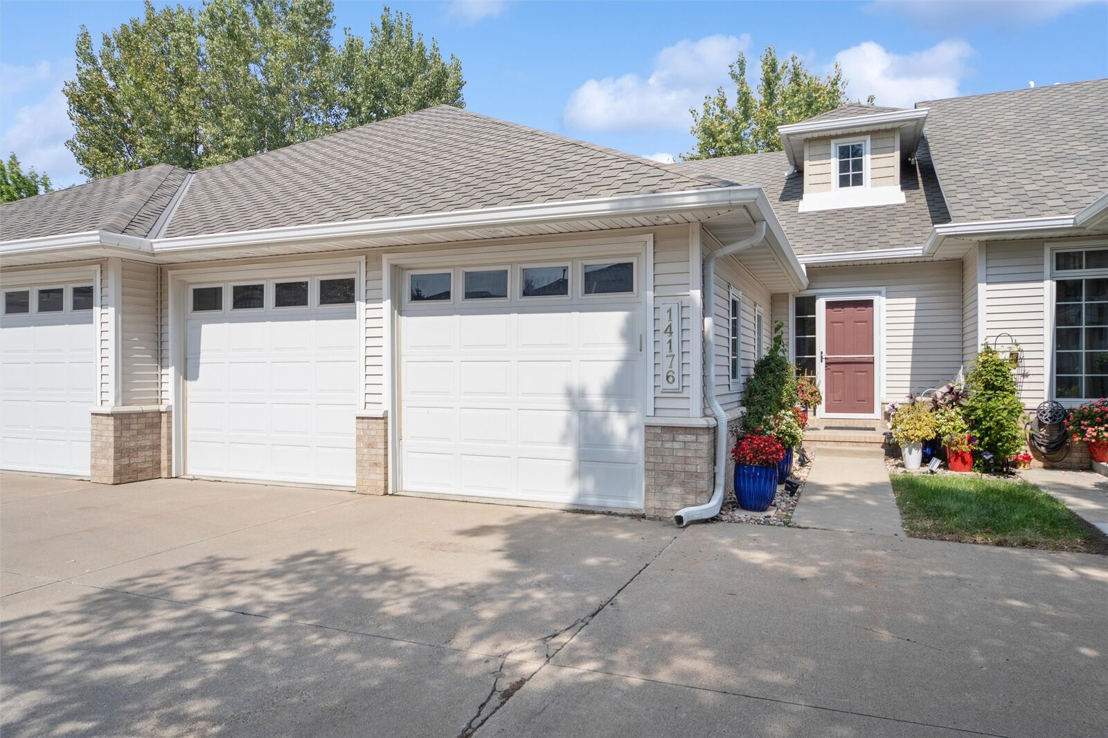 Property Photo: 14176 Pinnacle Pointe Drive IA 50325
