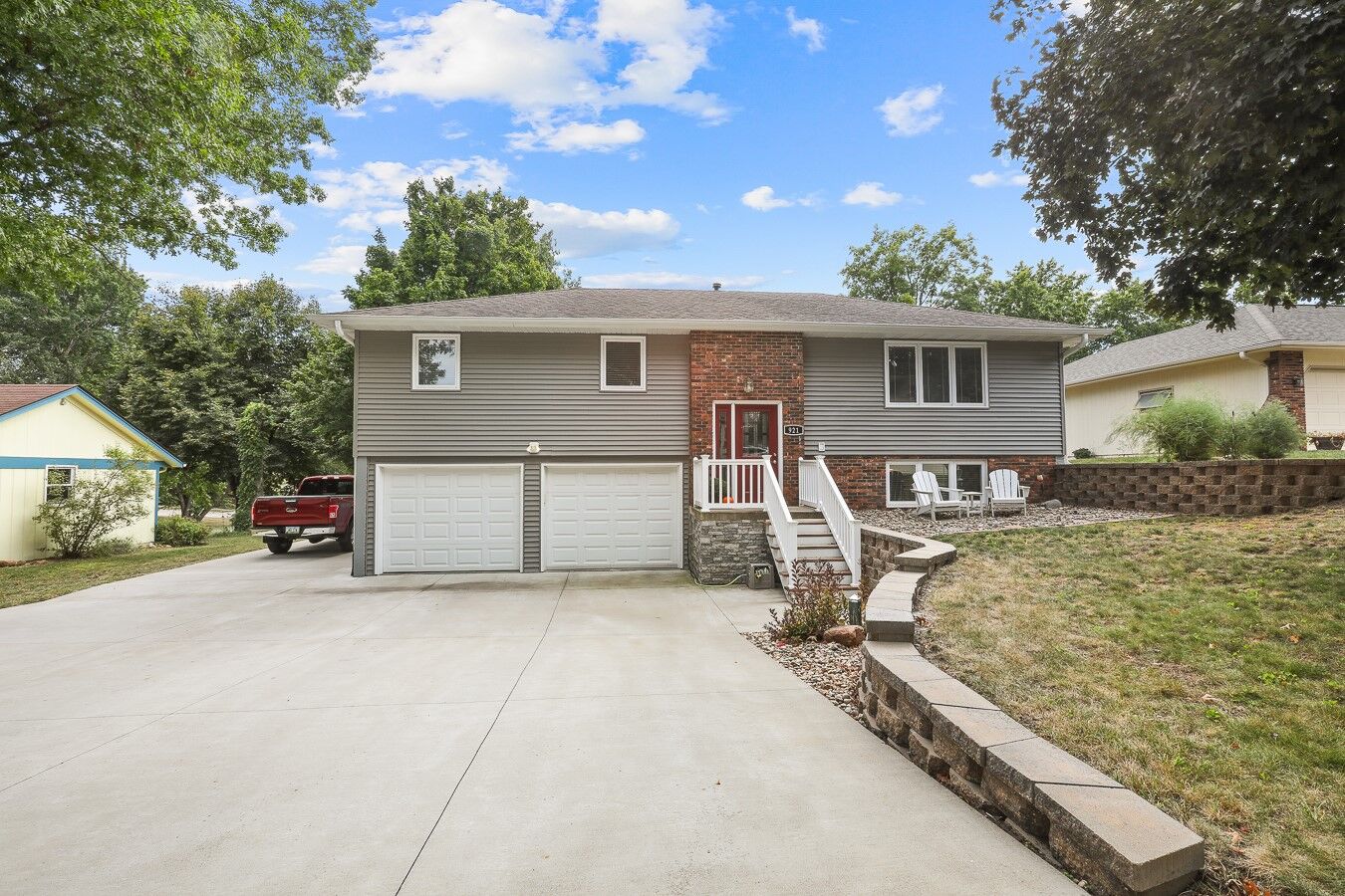 Property Photo:  921 Brentwood Drive  IA 50219
