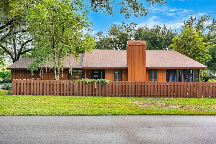 Property Photo:  26 E Village Drive  FL 32765 