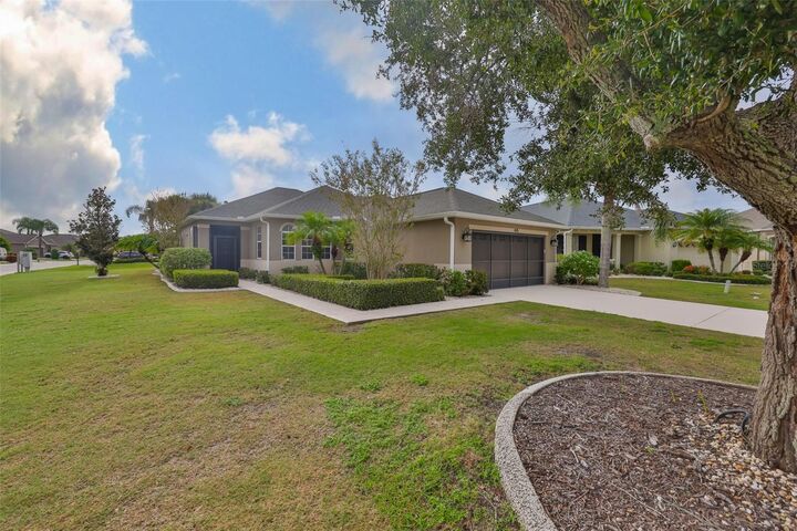 Property Photo: 405 Grand Chateaux Way FL 33573