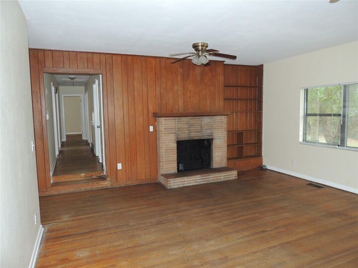 Property Photo: 1553 NW 21st Avenue FL 32605