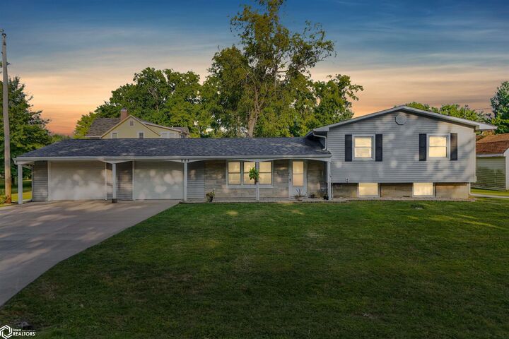 Property Photo:  906 Westland Drive  IA 52601