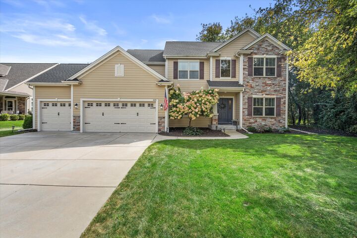 449 Lake Bluff Dr  Oconomowoc WI 53066 photo