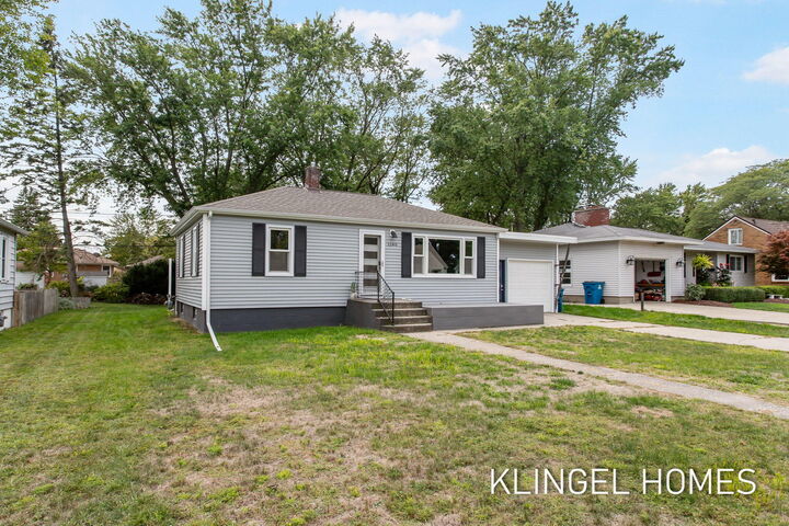 Property Photo:  1140 Waverly Avenue  MI 49417 