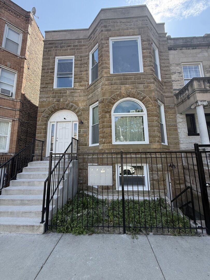 Property Photo:  2933 W Lexington Street Gdn  IL 60612 