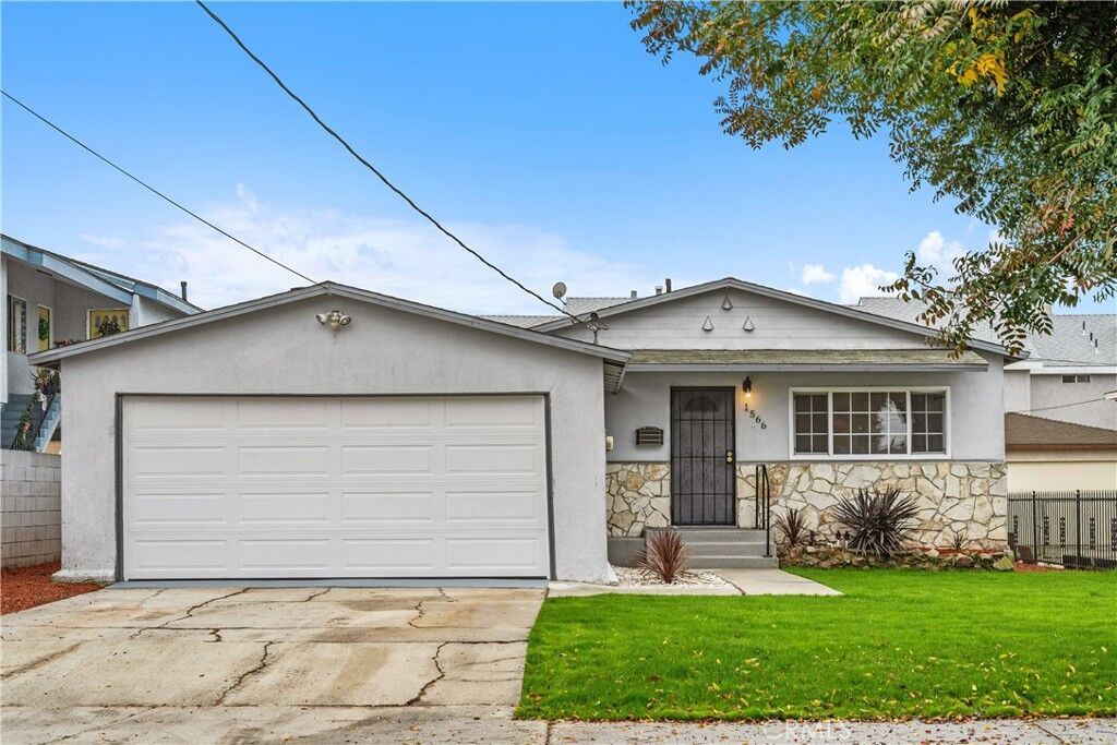 Property Photo:  1566 W 208th  CA 90501 