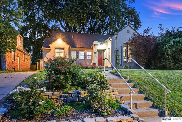Property Photo:  910 S 58th Street  NE 68106 