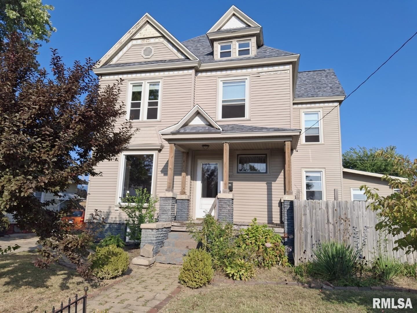 Property Photo:  335 S 5th Avenue  IL 61520 