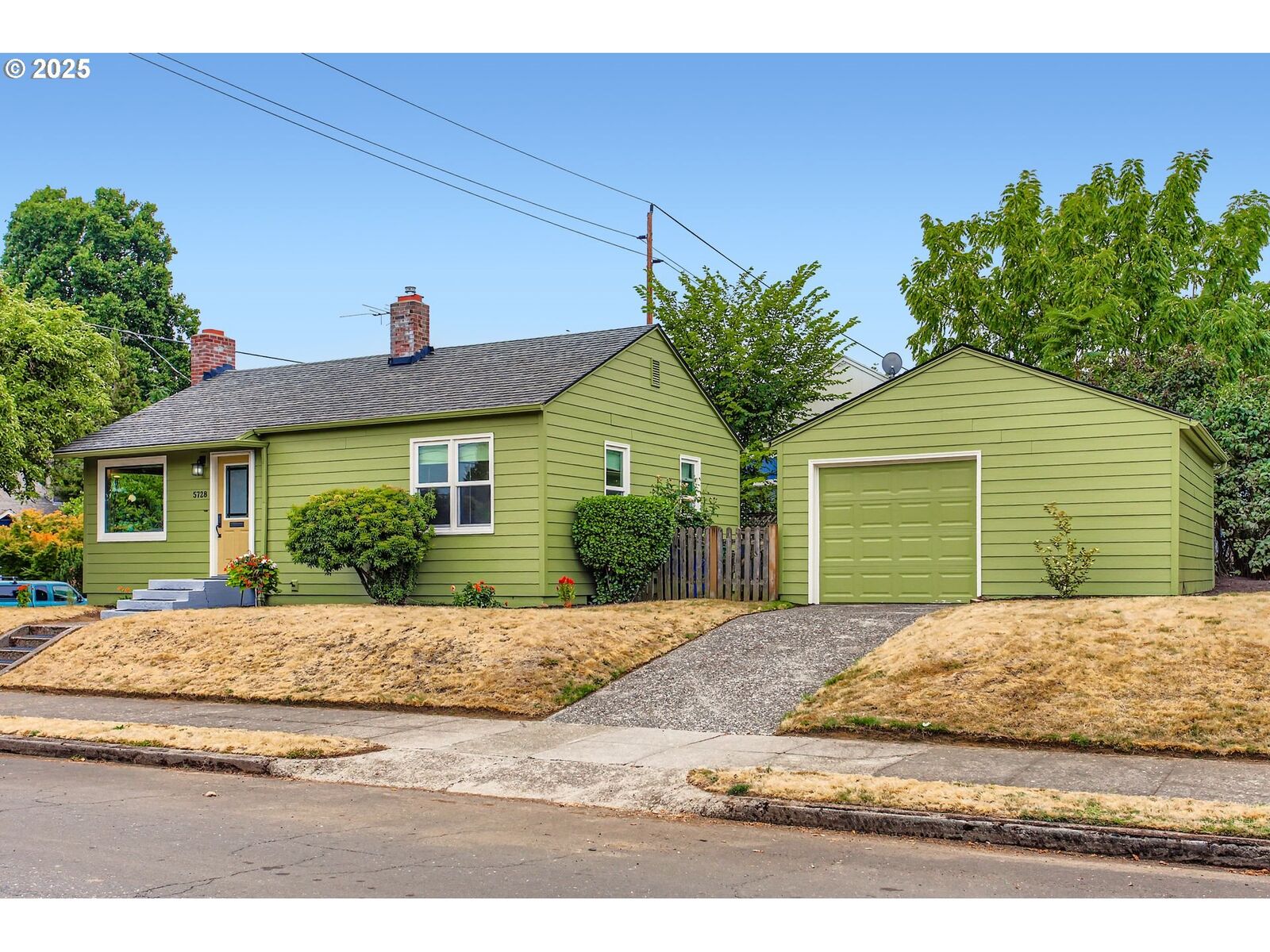 Property Photo: 5728 NE Wasco St OR 97213