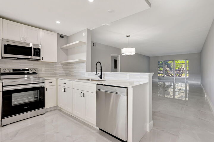Property Photo:  2202 Lucaya Bend G2  FL 33066 