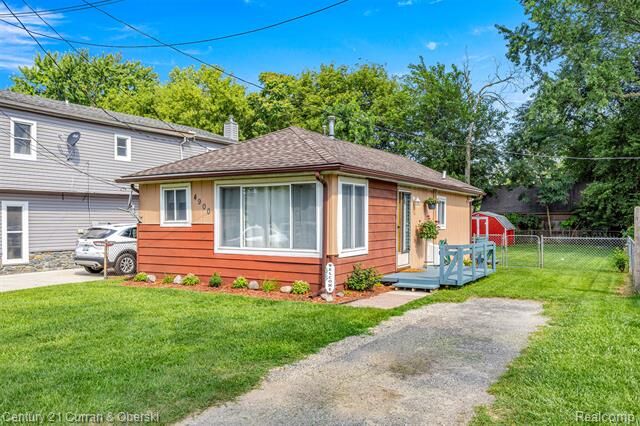 Property Photo:  4900 Lakeview Avenue  MI 48324 