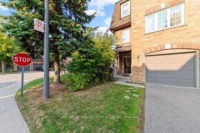 Property Photo:  6400 Lawrence Avenue E 15  ON M1C 5C7 