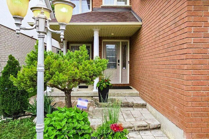 Property Photo:  526 Britannia Avenue E  ON L1L 1B7 