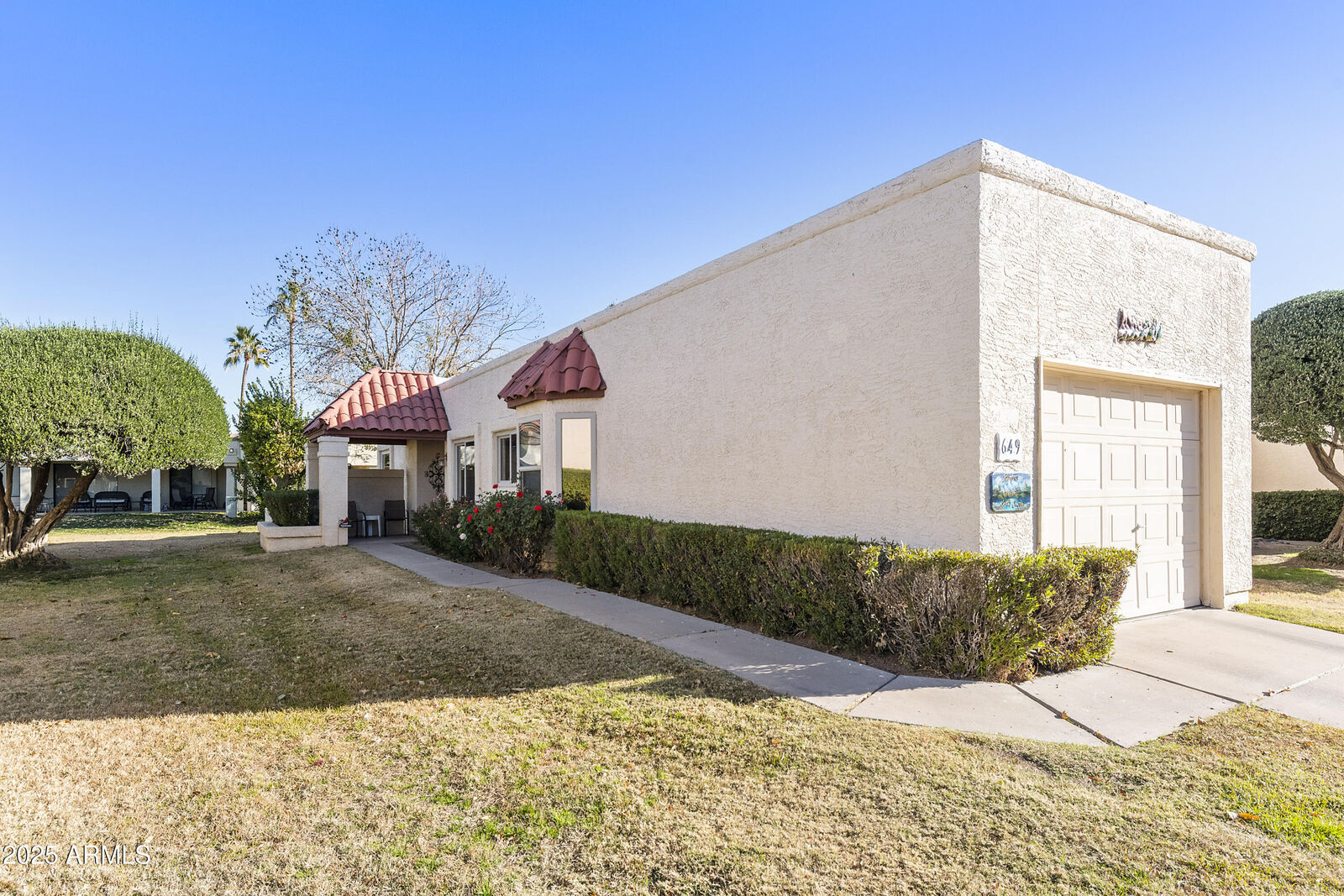 Property Photo:  649 S Arrowwood Way  AZ 85208 