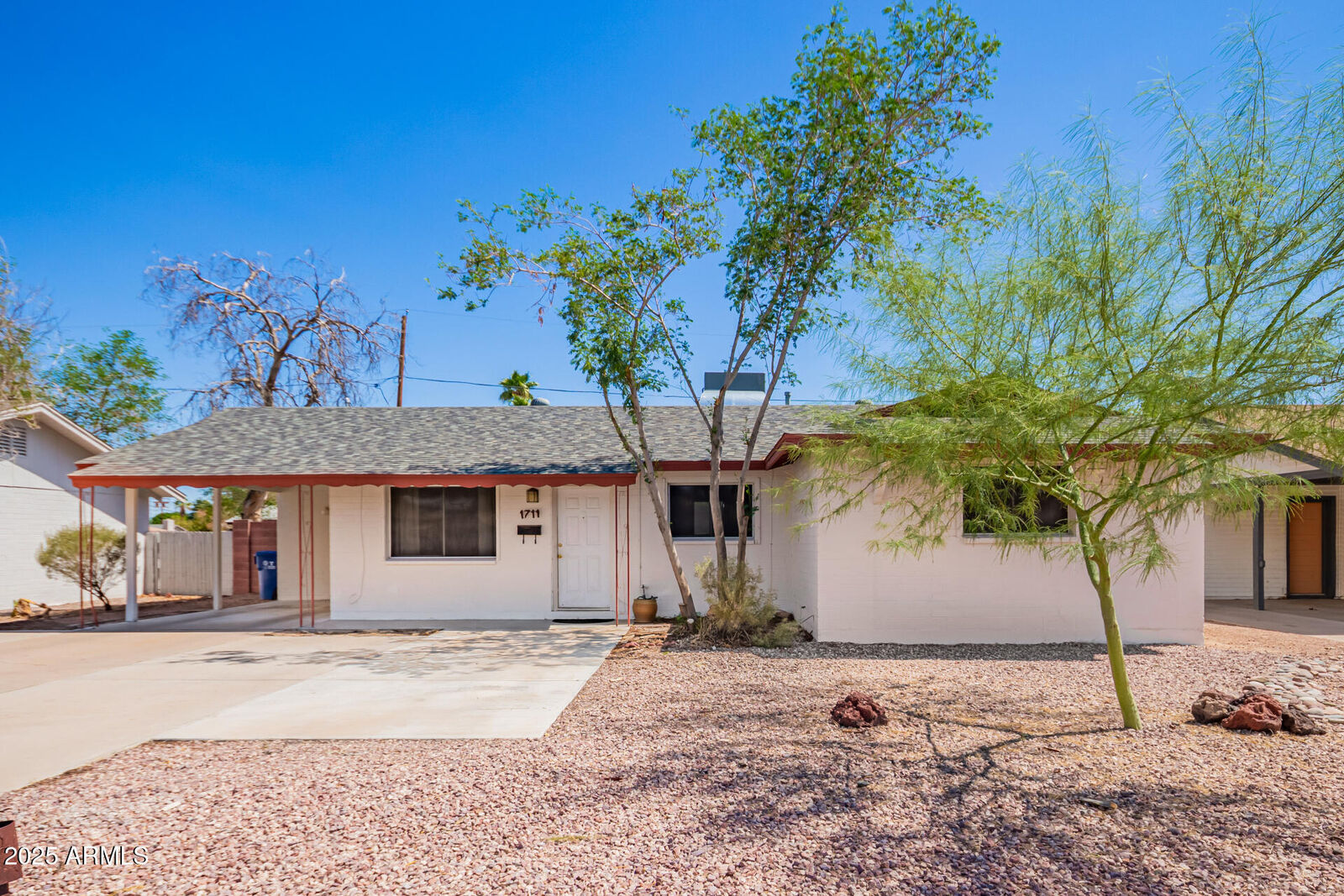 Property Photo: 1711 S Hardy Drive AZ 85281