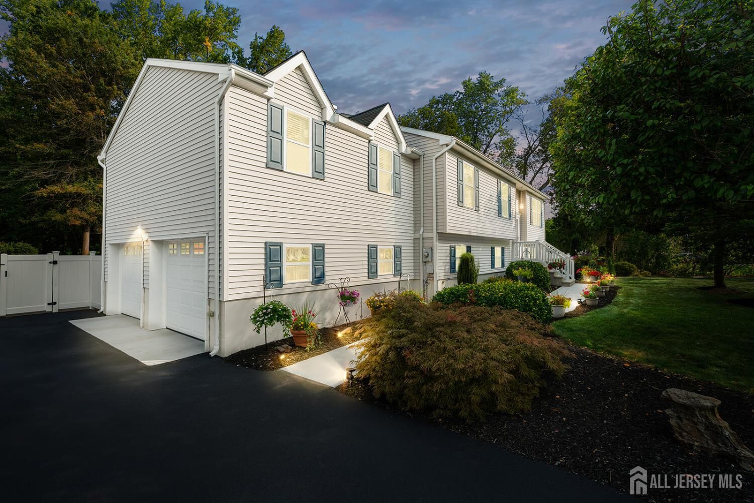 Property Photo:  
