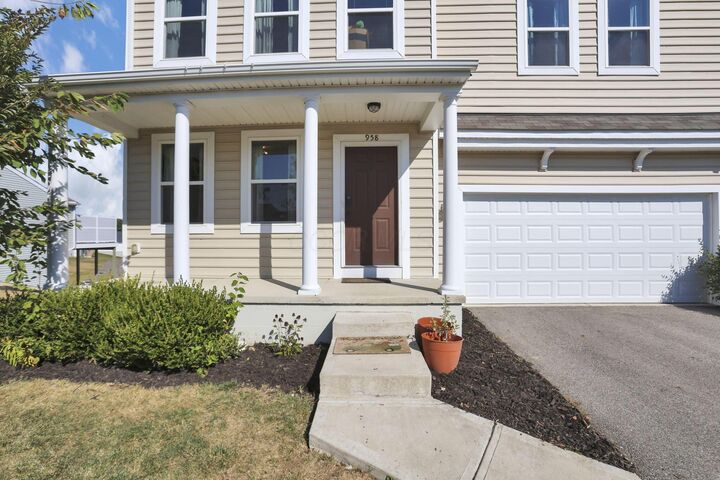 Property Photo: 958 Thorn Hill Place OH 43130