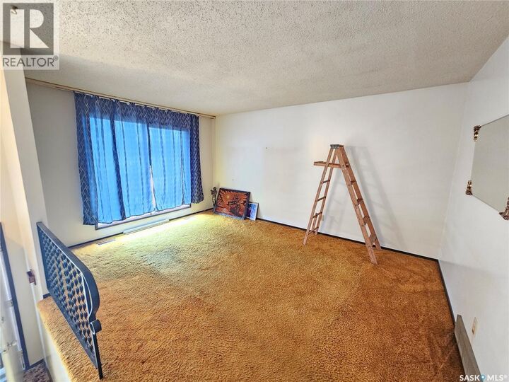 Property Photo:  1031 7th Avenue NE  SK S6H 1N9 