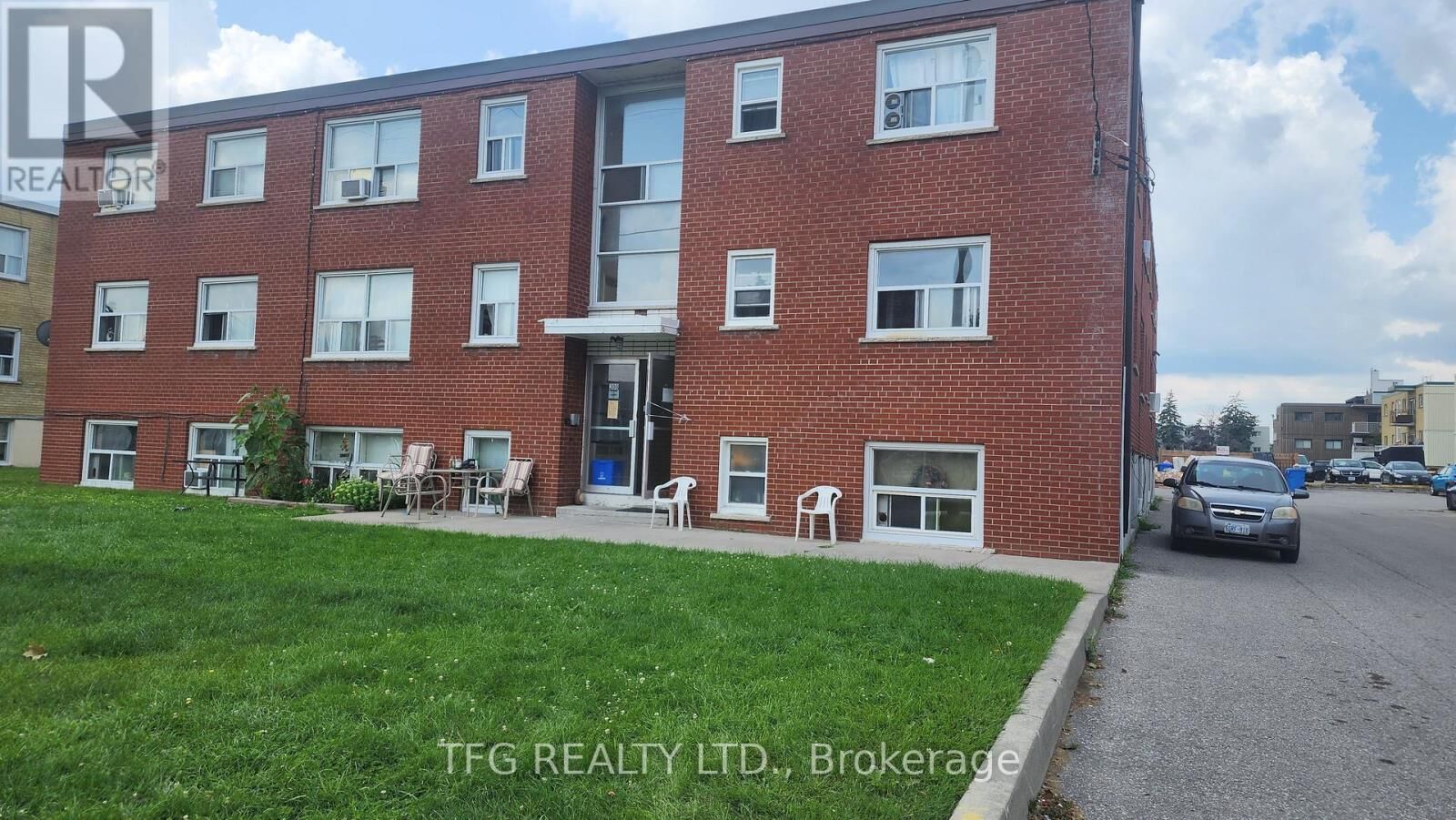 Property Photo:  300 Montrave Avenue 8  ON L1J 4S2 