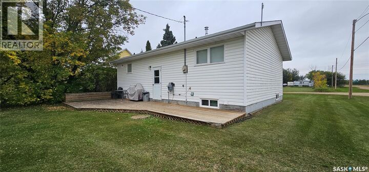 Property Photo:  65 2nd Street W  SK S0E 1V0 