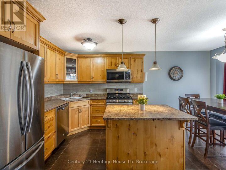 Photo de la propriété:  702 Frontenac Crescent  ON N4V 0B1 
