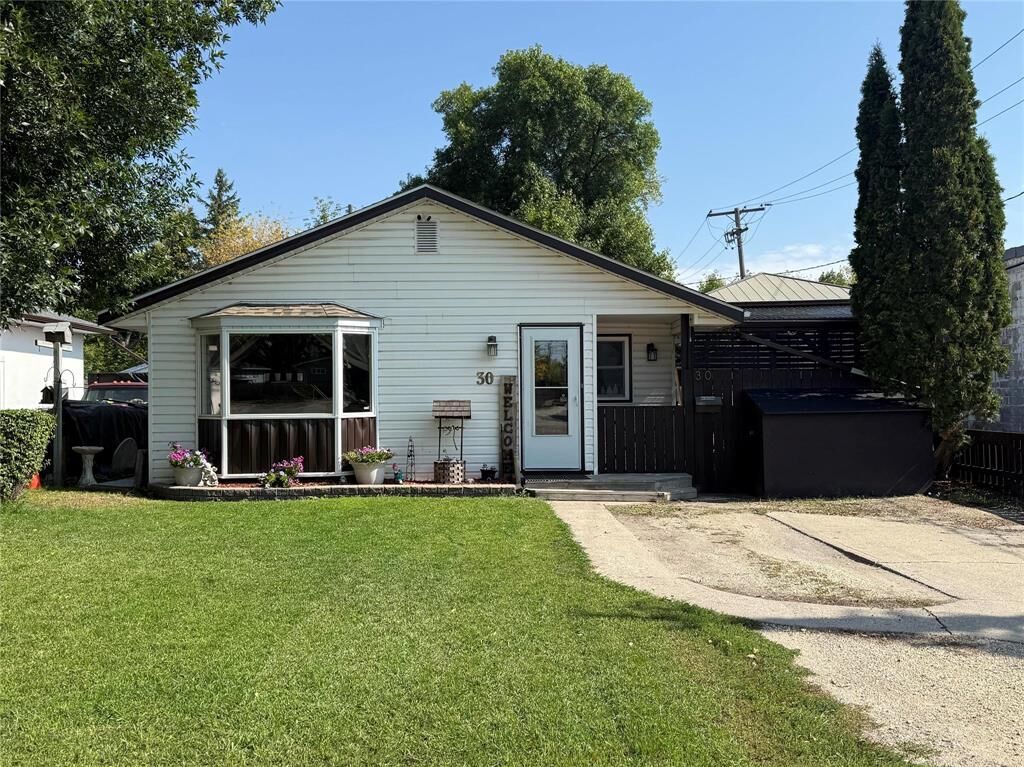 Property Photo:  30 16th Street Northwest  MB R1N 2W6 