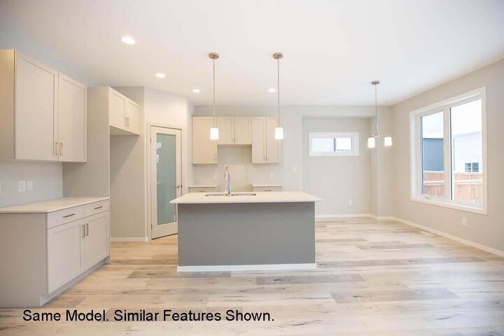 Property Photo:  70 Gottfried Point  MB R2C 5V3 