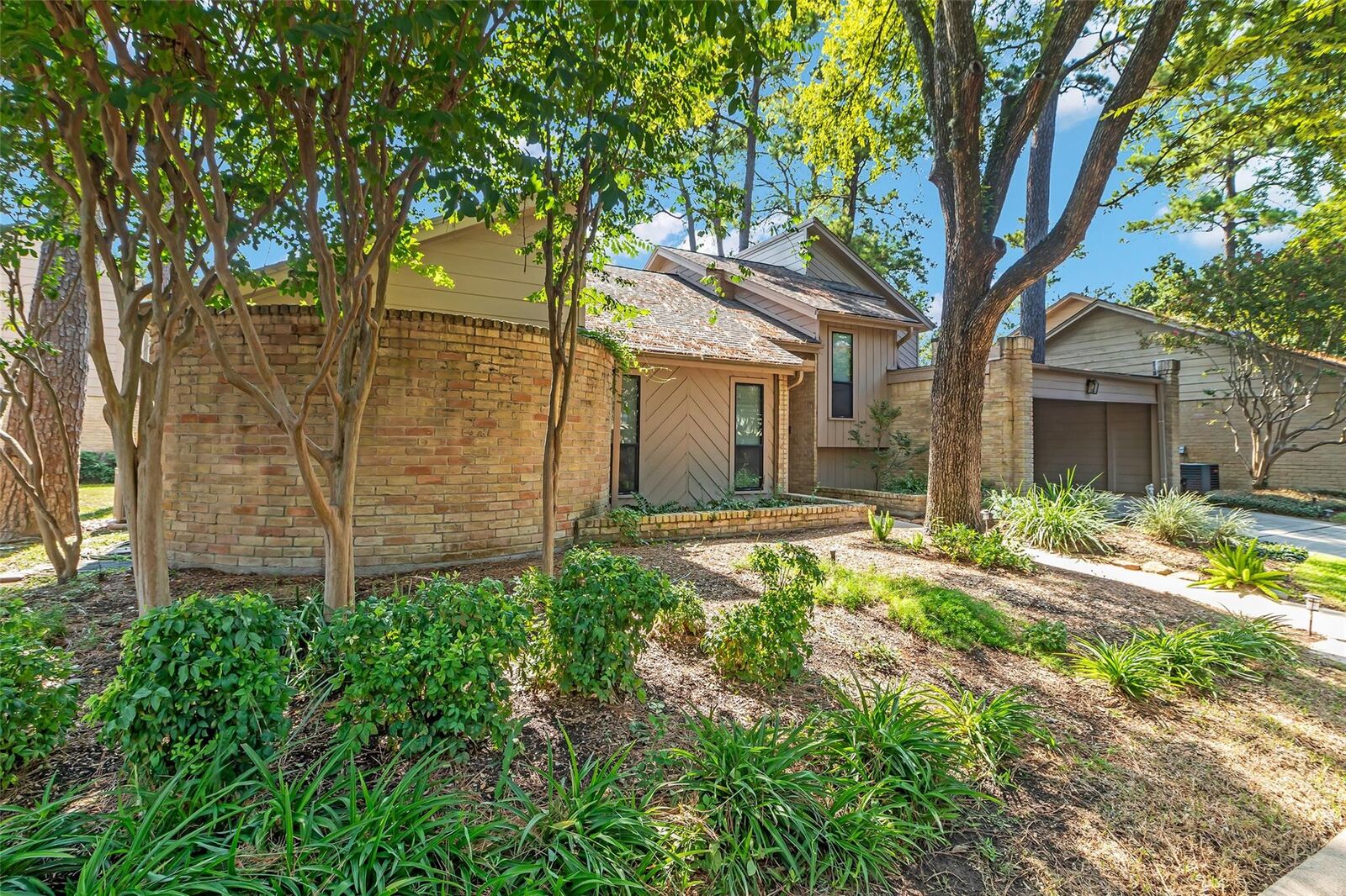 Property Photo: 179 Old Bridge Lk TX 77069