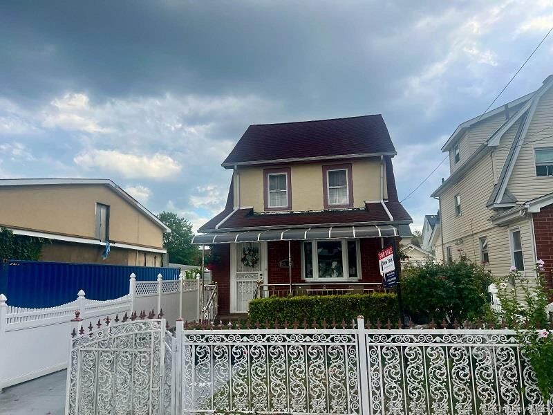 Property Photo:  21438 112th Road  NY 11429 