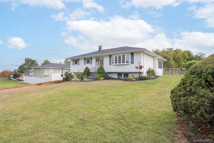 Property Photo:  18 De Halve Maen Drive  NY 10980 