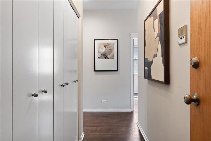 Property Photo:  2955 N Racine Avenue 2B  IL 60657 