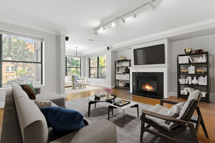Property Photo: 4449 N Beacon Street 1N IL 60640